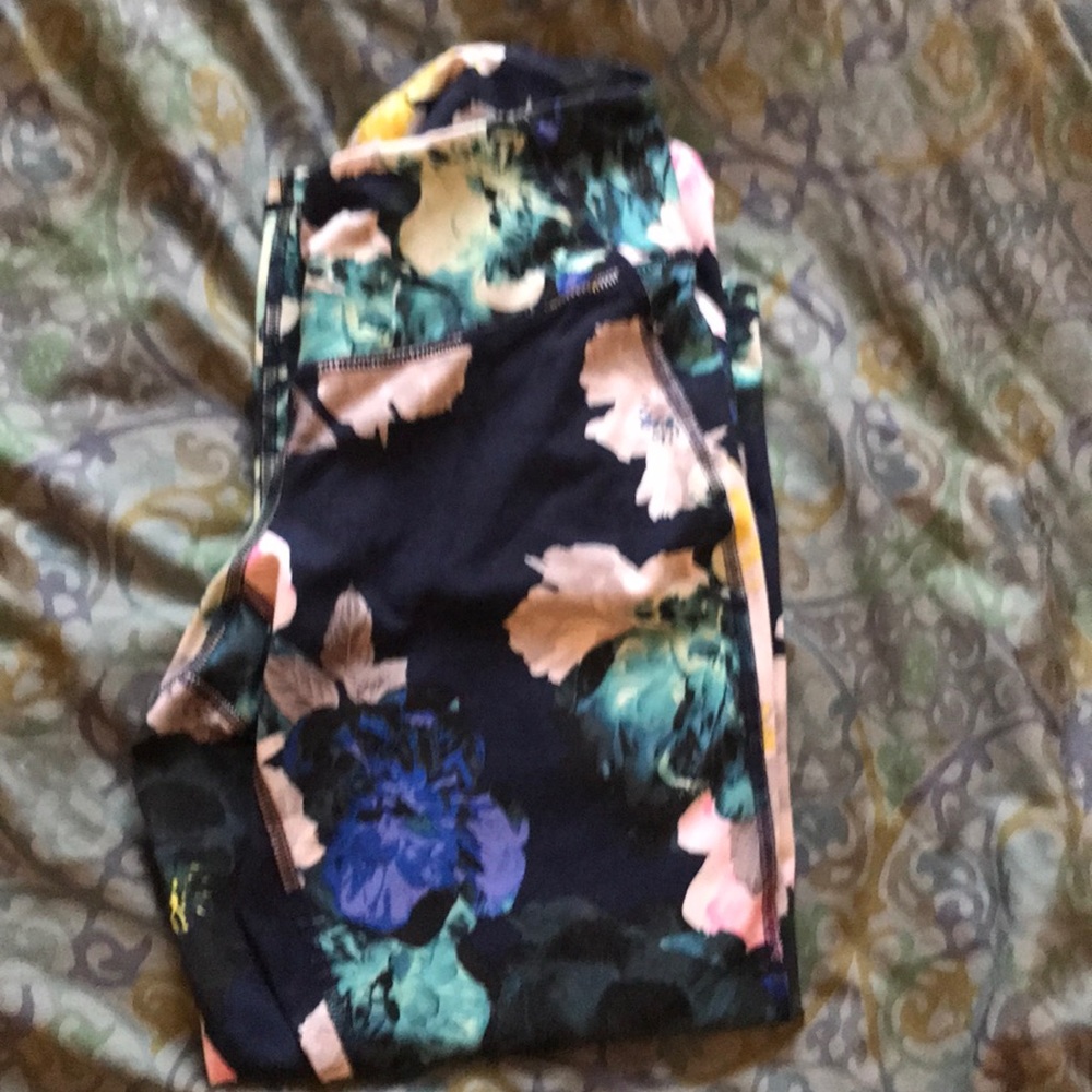 Old Navy Active floral yoga pants; size M